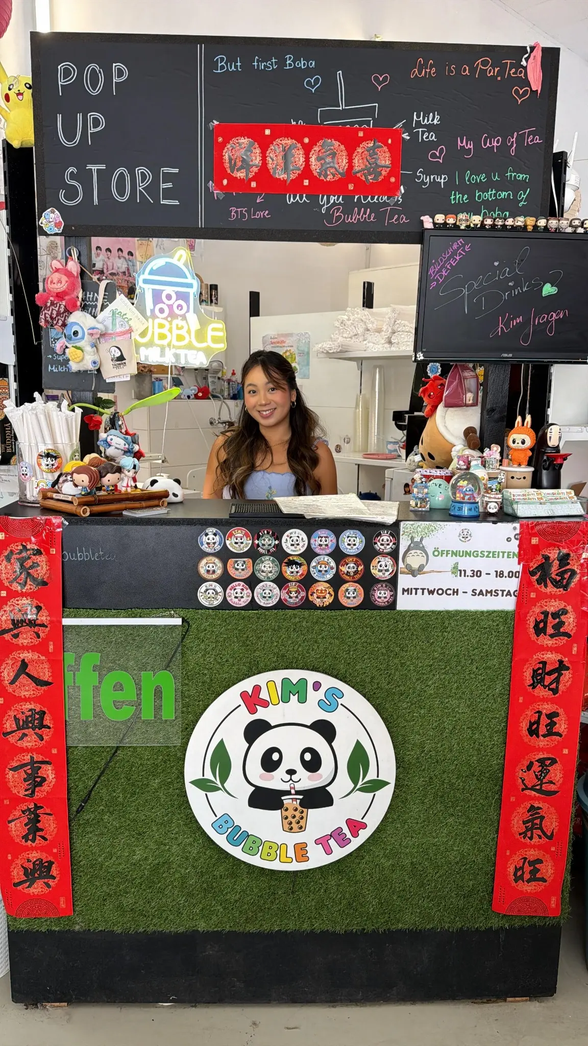 Kim steht lächelnd hinter ihrem Bubble-Tea-Stand im Asia Markt